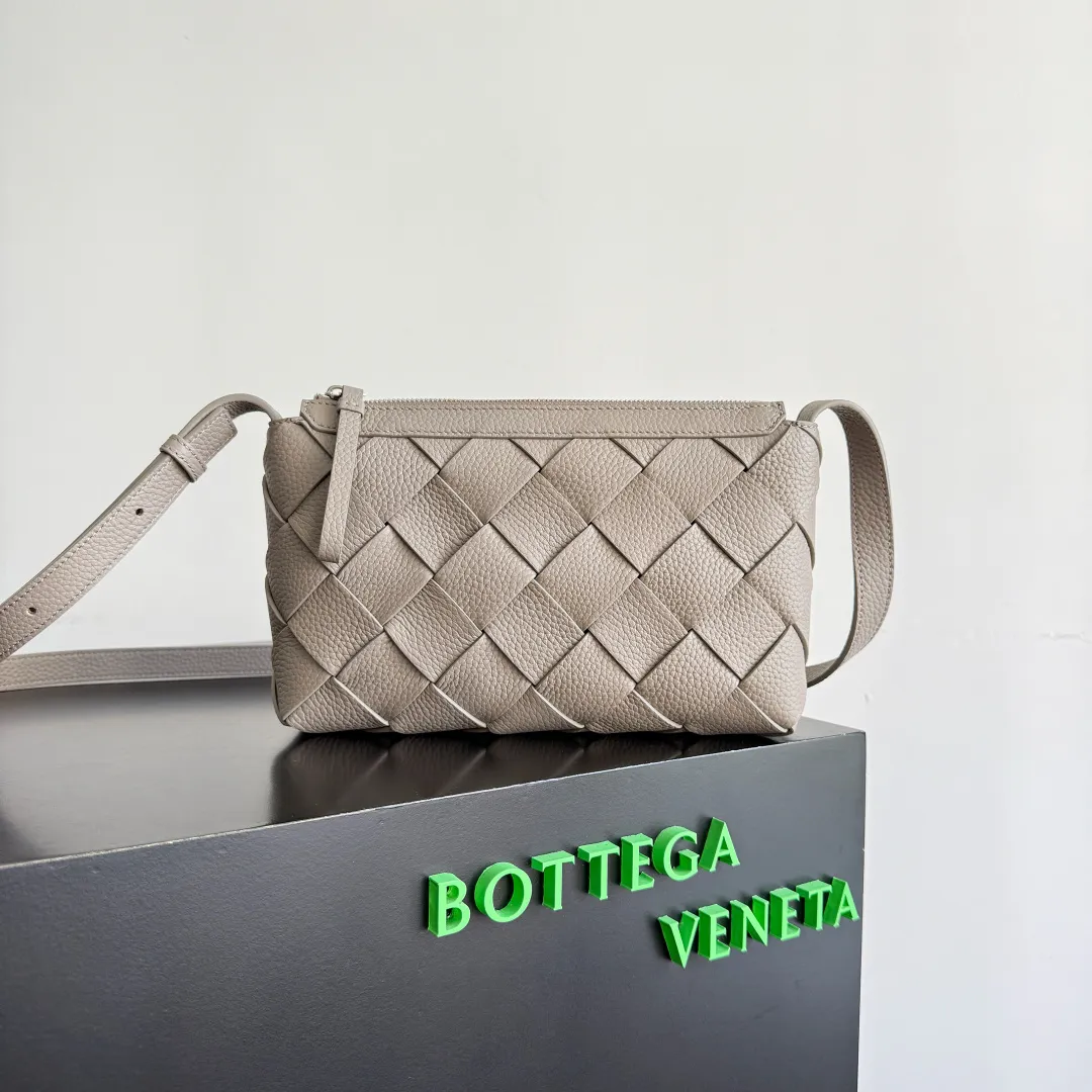 Batch 1720 BOTTEGA VENETA Bottega Veneta's 2025 new product Diago zipper backpack, a new summer bag [circle] This new men's crossbody bag is made of high-quality calfskin, with a natural texture as a whole. The gloss of the bag changes at any time with different lights. This seemingly simple bag is very attentive to details. , it must be carefully handmade to achieve this effect. The calfskin leather is delicate and soft, and it is particularly comfortable to carry close to the body. It also comes with a large zippered compartment and an open lining. When you go shopping and travel, having such a light and soft small bag can free your hands, reduce the burden of travel, and make you happier. Style number: 837112 Size: 25*15*5cm